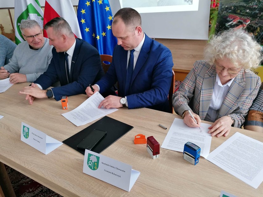 Kolejne drogi gminne będą budowane w gminie Głowaczów za ponad 5 milionów złotych. Podpisano już umowy z wykonawcą. Zobacz zdjęcia