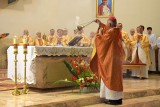 Odpust w parafii świętego Maksymiliana Marii Kolbego w Kielcach. Wiele osób na mszy świętej pod przewodnictwem biskupa Jana Piotrowskiego