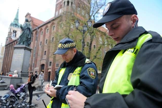 Będzie więcej patroli na toruńskich ulicach.Policjant posterunkowy Konrad Dybcio i strażnik miejski strażnik Mariusz Muszyński