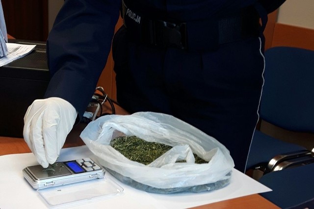 Policjanci zatrzymali mężczyznę, który miał przy sobie blisko 100 gram marihuany. Grozi mu do 10 lat więzienia.