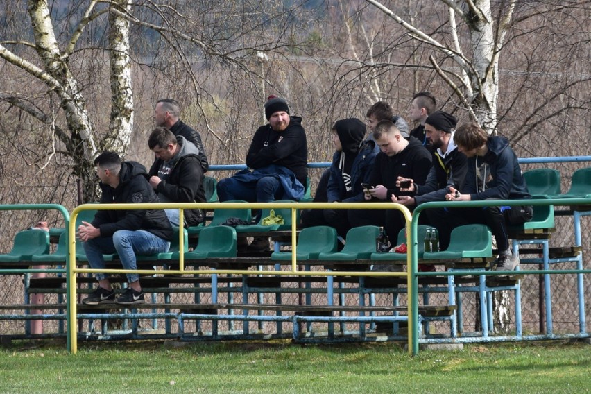 Grom SZiK Handzlówka (na zielono) przegrał u siebie z KS-em...