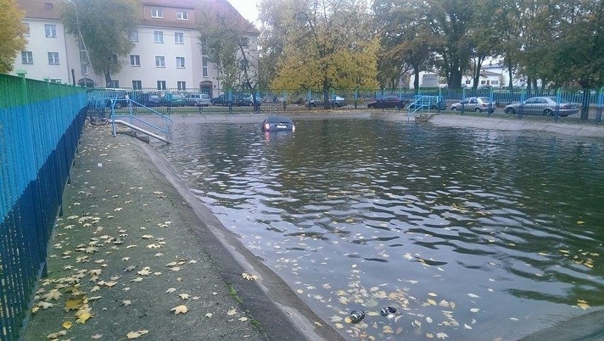 Auto wjechało do basenu przeciwpożarowego [wideo, zdjęcia]