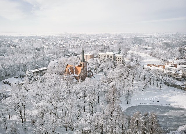 Znany kluczborski fotografik Maciej Knapa uchwycił Kluczbork okryty śnieżną bielą. Efekt wyszedł fenomenalny. Sami zobaczcie!- Wygląda jak Narnia! - skomentował jeden z internautów.Kluczbork w zimowej scenerii został uchwycony dzięki zdjęciom zrobionym z drona.- Zdjęcia oraz film zrobiłem kilka dni temu, kiedy spadł śnieg, który jednocześnie zaczął już się topić. tak że był to ostatni dzwonek, żeby sfotografować miasto w śnieżnej odsłonie - mówi Maciej Knapa.