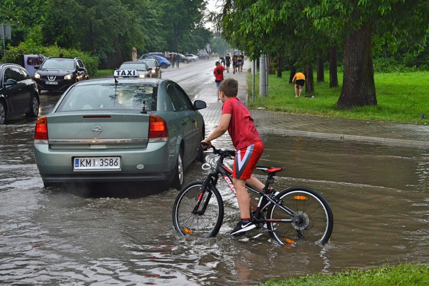 Miechów. Liczą straty po niedzielnej burzy z gradem [AKTUALIZACJA, ZDJĘCIA]