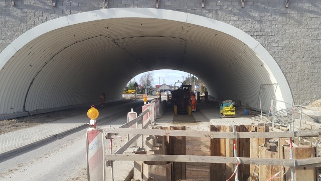 Na odcinku między Lesznowolą a Warszawą trwają prace przy trasie głównej, obiektach mostowych, równolegle budowane są drogi techniczne i odbarczające.