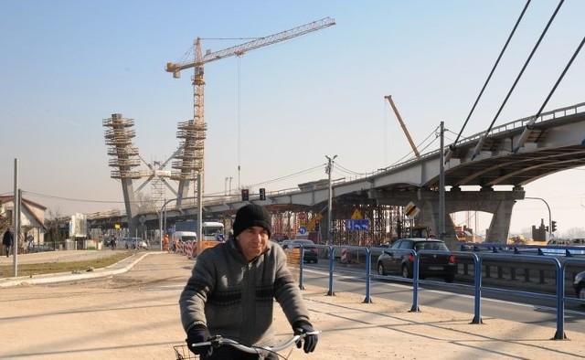 Północna część pl. Daszyńskiego jest już prawie gotowa. Piesi i rowerzyści mogą korzystać z chodnika nad tunelem, którym wjedziemy na most.