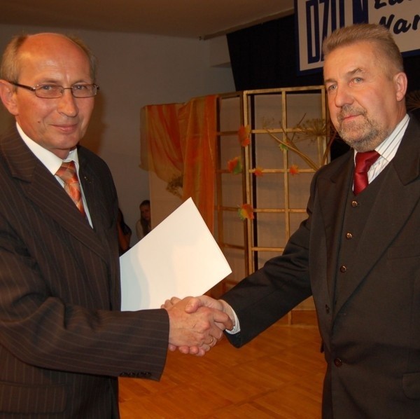 Świętokrzyski kurator oświaty Janusz Skibiński wręcza nagrodę ministra edukacji narodowej Marianowi Jankowskiemu, dyrektorowi I Liceum Ogólnokształcącego w Końskich.