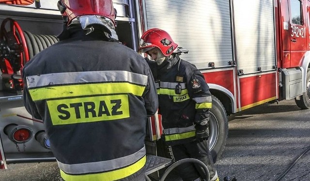 Na miejscu pracowali strażacy oraz policja.