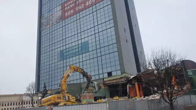 Trwa rozbiórka niższych części dawnego biurowca gazowni przy ul. Uniwersyteckiej w Łodzi