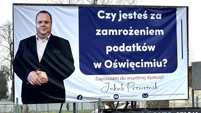 Przy głównych ulicach Oświęcimia pojawiły się banery z...