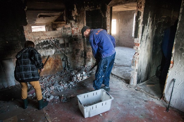Wczoraj trwało sprzątanie po pożarze, który wybuchł w domu w Kobylnicy. Mieszkało w nim siedem osób
