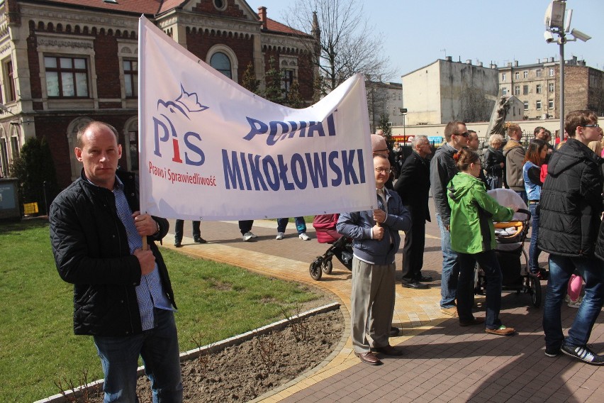 Tablicę pamiątkową ku czci ofiar katastrofy smoleńskiej...