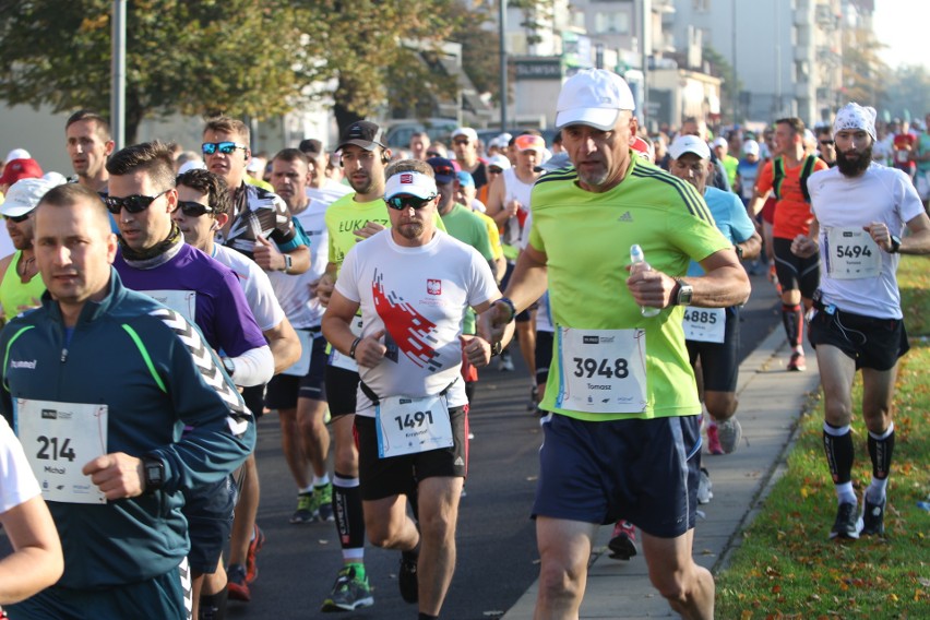 Zdjęcia z maratonu w Poznaniu 2018 - biegacze na pierwszym...