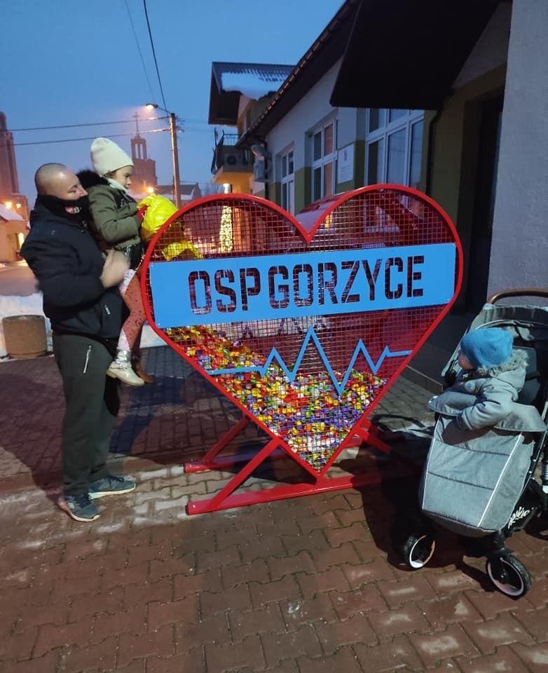 Serce na plastikowe nakrętki także przy remizie w Gorzycach. Strażacy zainicjowali zbiórkę. Brawo! (ZDJĘCIA)