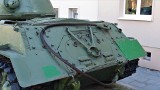 Nowohucki czołg został pomazany różnymi odcieniami zielonej farby