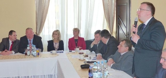 W Skarżysku obradowali świętokrzyscy starostowie. Na zdjęciu z mikrofonem starosta skarżyski Michał Jędrys. 