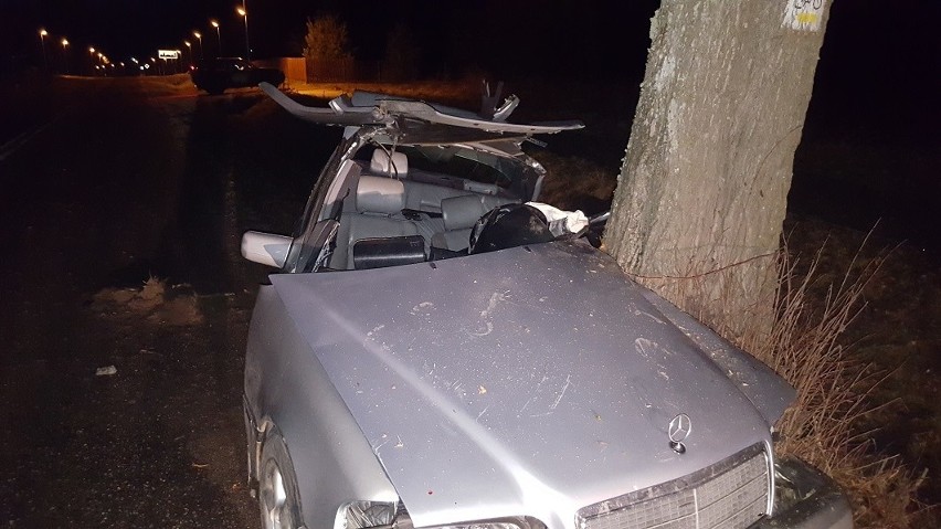 Galwiecie. Mercedes wbił się w drzewo. Cztery osoby ranne (zdjęcia)