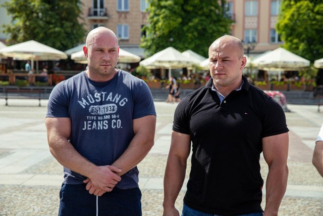 Marek Czajkowski (z prawej) i Grzegorz Łaniewski powalczą o mistrzostwo Polski strongmanów w parach