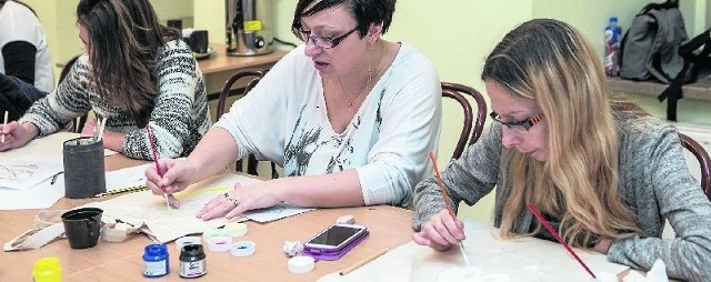 Na ostatnich zajęciach plastycznych z cyklu Strefy Działań Twórczych panie malowały bawełniane torby. Na następne warsztaty zaplanowano między innymi szycie poduszek, a także wykonywanie oryginalnych ozdób nową techniką Powertex.