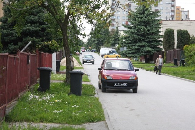 Ponieważ przy ulicy Pomorskiej, na odcinku od Szczecińskiej w dół, nie ma chodników, kielczanie chodzą jezdnią.