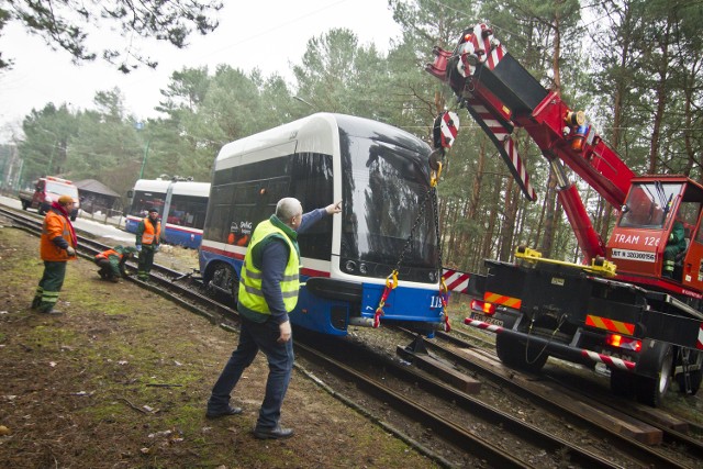 Wczoraj służby drogowe dwukrotnie musiały pojawić się na pętli przy Lesie Gdańskim, by postawić z powrotem na tory tramwaje.