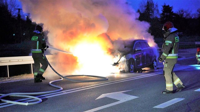 Za zjazdem w Łachowie w kierunku Szubina w ogniu stanęło volvo