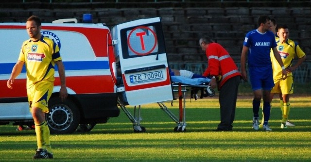 Mateusz Grund w trakcie meczu w Starachowicach karetką został odwieziony do szpitala. Ma poważną kontuzję kolana i czeka go przerwa w treningach.