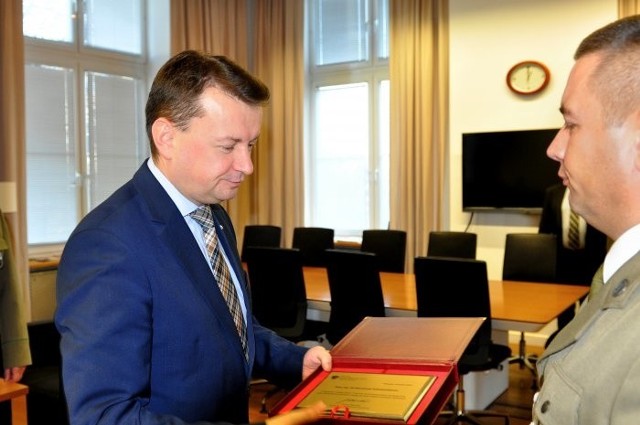 Minister Mariusz Błaszczak spotkał się w poniedziałek z piątką funkcjonariuszy Straży Granicznej, którzy wyróżnili się na służbie. Wszyscy oni otrzymali podziękowania oraz nagrody pieniężne za ich godną naśladowania postawę.