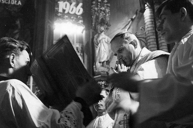 Monument uświetni napis: „W 100-lecie odzyskania niepodległości przez Polskę i 40-lecie powołania kardynała Karola Wojtyły na papieża. Społeczeństwo gminy Suwałki”.