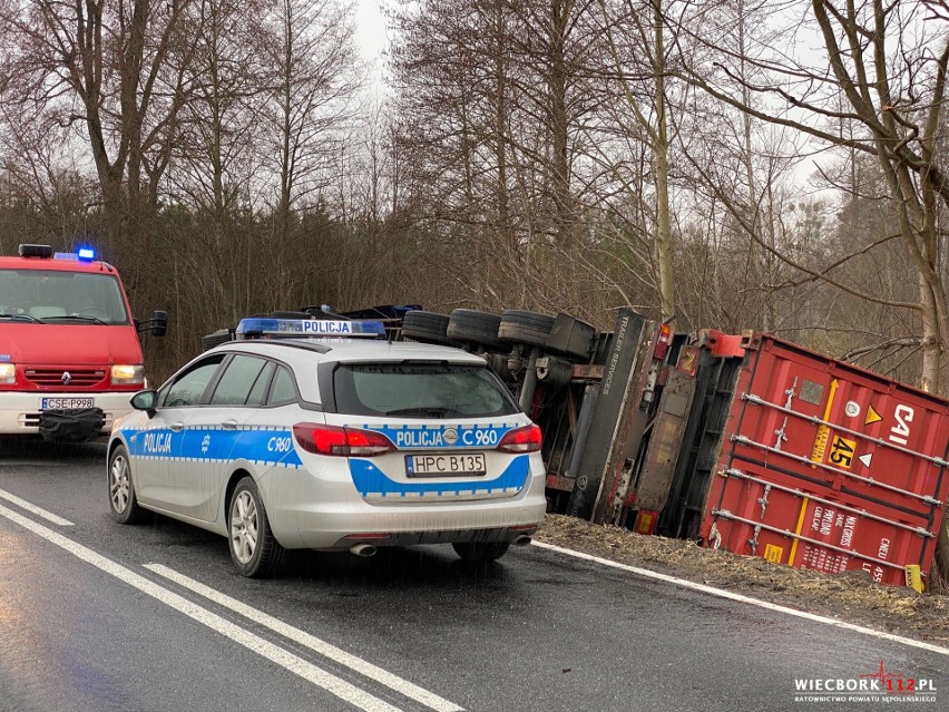 W Przepałkowie na DK 25 w gminie Sośno tir wpadł do rowu