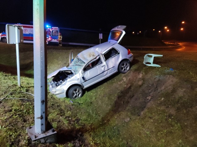 W nocnym wypadku w Nowych Grobicach pod Grójcem ranne zostały dwie osoby.