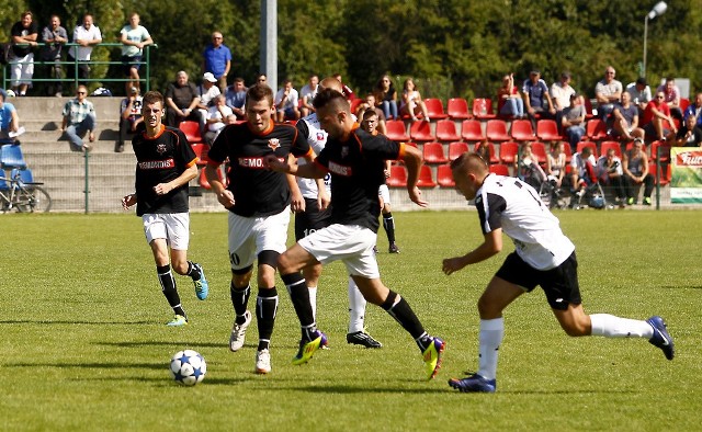 Derby Szczecina wiosną odbędą się aż sześć razy. W IV lidze rywalizują: Hutnik (na zdjęciu ciemne koszulki), Świt (białe koszulki), Arkonia oraz Stal.