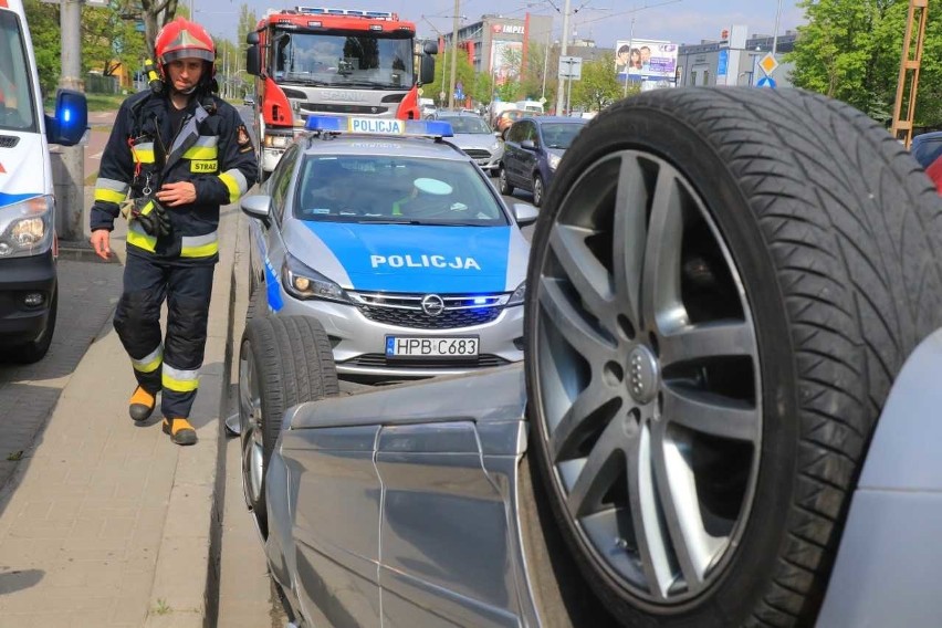 Wrocław: Wypadek na Ślężnej. Audi na dachu [ZDJĘCIA]