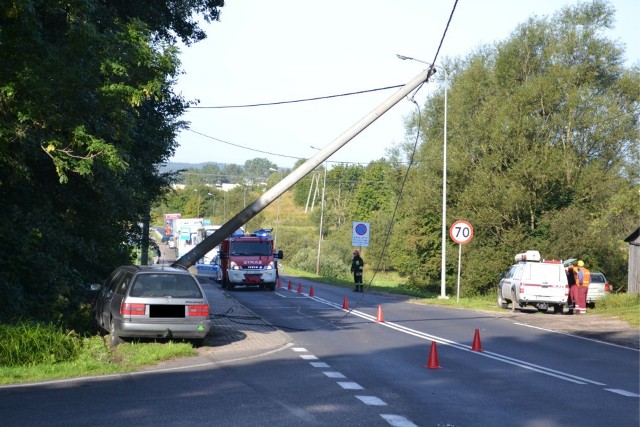 Wypadek w Miastku. Kierowca volkswagena uderzył w słup