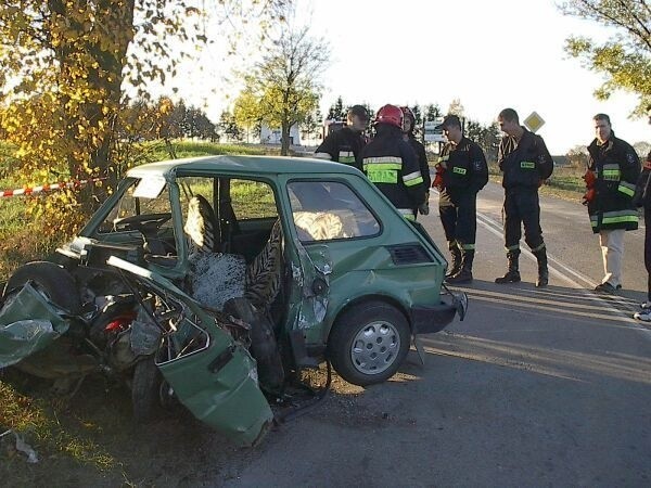 Tak wyglądał &quot;maluch&quot; 28 października po zderzeniu z gminnym nissanem w pobliżu wiatraka pod Krasocinem. 24-letni kierowca fiata 126p z Mieczyna nie przeżył wypadku.