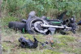 Śmiertelny wypadek koło Stołunia. Motocyklista wypadł z drogi i uderzył w drzewo