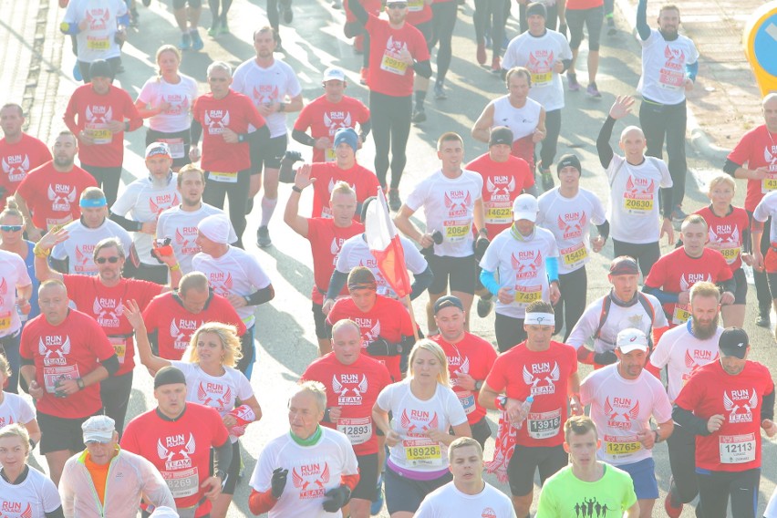 Około 25 tysięcy biegaczy zmaga się z 10-kilometrową trasą...