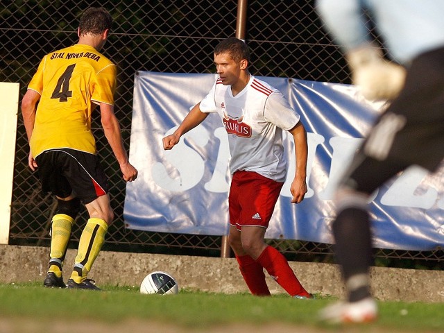 Jakub Szewczyk (z piłką) na wiosnę nie ucieszy swoją grą pilźnieńska widownię.