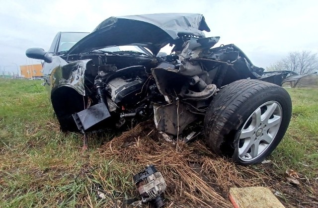 Bardzo groźny wypadek mercedesa przy al. Karkonoskiej we Wrocławiu. Auto nadaje się do kasacji