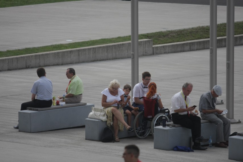 Kongres Świadków Jehowy na Stadionie Śląskim. Dzień 1. Wierni w Chorzowie przez trzy dni będą brać udział w spotkaniach ZDJĘCIA