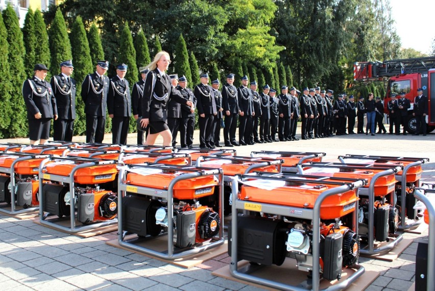 W Tarnobrzegu przekazano agregaty prądotwórcze dla strażaków ochotników z 23 jednostek OSP na Podkarpaciu. Zobacz zdjęcia i wideo