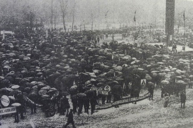 Dziś (9 maja) w regionie koszalińskim niespodziewanie spadł śnieg. Od razu wróciło też wspomnienie pamiętnego 1 maja 1985 roku, kiedy to pochody pierwszomajowe musiały zmagać się z o wiele silniejszymi opadami śniegu. Sięgnęliśmy więc do archiwalnego wydania Głosu, by sprawdzić, jak ten dzień został uwieczniony na stronach gazety. Na zdjęciach widać uczestników pochodu, którzy uzbrojeni w parasole chronili się przed silnymi opadami śniegu. Z kolei dzieci przyglądające się uroczystościom ubrane są w ciepłe zimowe kurtki i czapki.Zapraszamy do obejrzenia naszej fotogalerii.