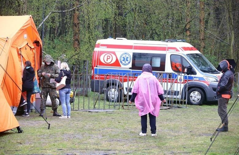 Pracownicy pogotowia ratunkowego, którzy w sobotę (1 maja)...