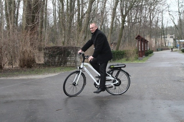 Dyrektor Arkadiusz Jaksa na służbowym rowerze.