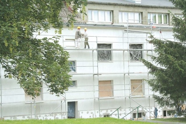 Prace ociepleniowe prowadzone są na budynku przy ulicy Powstańców Wielkopolskich 3 w Chełmnie