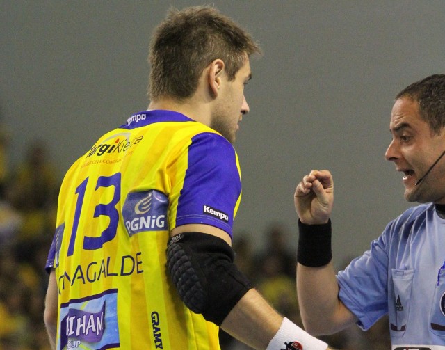 13 października 2013, mecz Vive Kielce - THW Kiel. Julen Aginagalde i chorwacki sędzia Matija Gubica