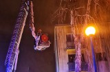 Groźny pożar w Lublińcu. Strażacy ewakuowali mieszkańców z balkonu. Mieszkanie doszczętnie spłonęło
