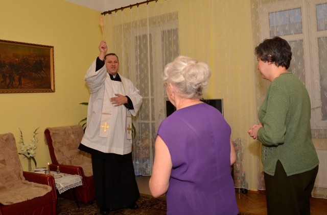 Osoby zapraszające księdza do domu powinny przygotować świece, kropidło i wodę święconą