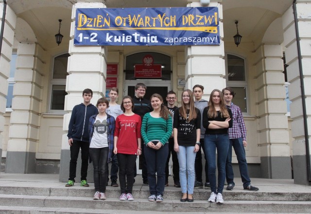 To tylko część z blisko 20-osobowej grupy laureatów i finalistów najlepszej szkoły: Publicznego Gimnazjum numer 23 w Radomiu. Pierwsza z lewej - Karolina Drabik, ma już na koncie 4 tytuły.
