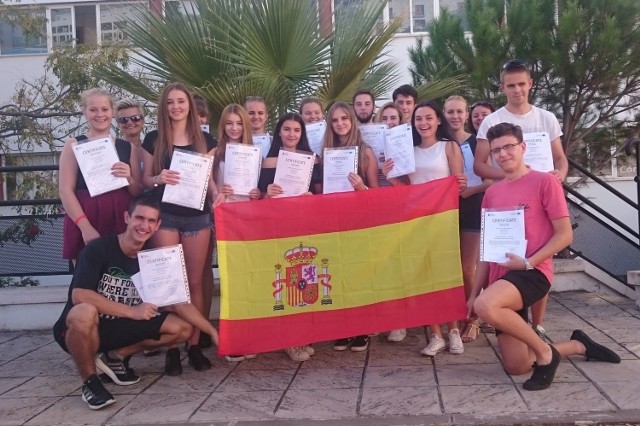 Grupa uczniów z Kluczborka w Hiszpanii.